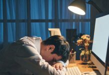 “쉬어도 피곤하다면?” 단순 피로와 번아웃을 구분하는 결정적 차이 3가지와 회복 솔루션 늦은 밤 컴퓨터 화면 불빛만 남은 어두운 사무실에서 지친 직장인이 책상에 엎드려 번아웃과 만성 피로를 느끼고 있는 모습