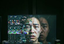 “내 목소리, 내 얼굴인데 내가 아니다?” 눈 뜨고 코 베가는 ‘딥페이크’ 범죄의 실태와 예방법 디지털 화면 속 얼굴이 글리치 효과로 깨져 있는 모습, AI 딥페이크 기술의 위험성과 가짜 영상을 상징하는 이미지