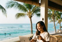 “노트북 하나 들고 발리로?” 직장인의 로망 ‘디지털 노마드 비자’의 조건과 냉정한 현실 해변이 보이는 카페에서 여권과 노트북을 놓고 일하는 모습, 디지털 노마드 라이프스타일과 워케이션을 상징하는 이미지