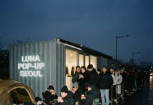 “새벽 5시부터 줄 서는 마음” 한국인은 왜 ‘오픈런’에 열광하는가? 숨겨진 심리학 4가지 새벽부터 매장 앞에 길게 늘어선 대기 줄과 캠핑 의자에 앉아 기다리는 사람들, 오픈런 현상을 상징하는 이미지