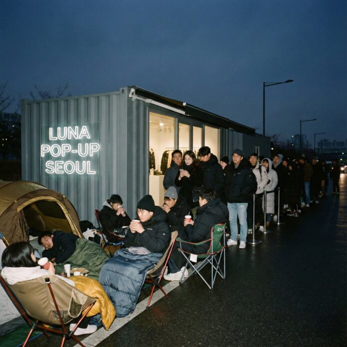 open-run-queue-waiting-line-trend 새벽부터 매장 앞에 길게 늘어선 대기 줄과 캠핑 의자에 앉아 기다리는 사람들, 오픈런 현상을 상징하는 이미지