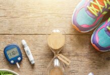 “나도 혹시?” 소리 없는 살인자 ‘당뇨 전단계’, 골든타임 놓치면 평생 약 먹어야 합니다 혈당 측정기와 모래시계, 건강한 식단이 놓인 모습, 당뇨 전단계 관리와 골든타임의 중요성을 상징하는 이미지