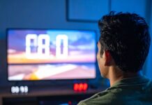 “딱 한 편만 더…” 넷플릭스 멈출 수 없는 심리학: ‘몰아보기’에 중독되는 뇌과학적 이유 늦은 새벽까지 어두운 방에서 TV 화면 불빛에 의지해 넷플릭스를 몰아보고 있는 모습, OTT 중독 심리를 상징