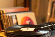 “지지직 소리가 힙하다” 디지털 시대에 우리가 불편한 ‘LP판’에 다시 열광하는 4가지 이유 따뜻한 조명 아래 턴테이블에서 재생되고 있는 LP판, 아날로그 음악 감성과 레트로 트렌드를 상징