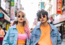 “엄마 옷장 속에 힙(Hip)이 있다” Z세대가 20년 전 ‘Y2K 패션’에 열광하는 이유 로우 라이즈 청바지와 헤드폰을 착용한 Z세대의 힙한 스트릿 패션, Y2K 패션 트렌드의 부활을 상징