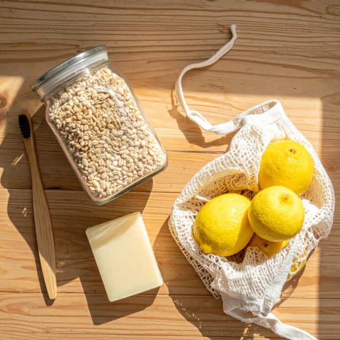 zero-waste-lifestyle-essentials-eco 대나무 칫솔, 유리병, 천연 비누 등 플라스틱 없는 삶을 위한 제로 웨이스트 필수품들이 놓여 있는 모습