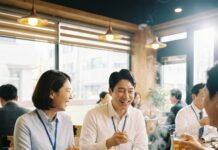 직장인 든든한 한끼 혜택으로 점심값 4만 원 아끼는 꿀팁 동료들과 즐겁게 점심 식사를 하며 식비 지원 혜택에 만족해하는 한국인 직장인들의 모습