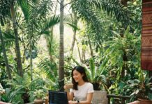 “왜 다들 거기로 갈까?” 디지털 노마드의 성지, 치앙마이 한 달 살기 현실 비용과 장단점 분석 치앙마이 숲속 카페에서 노트북으로 일하는 모습, 디지털 노마드와 한 달 살기 여행을 상징하는 이미지