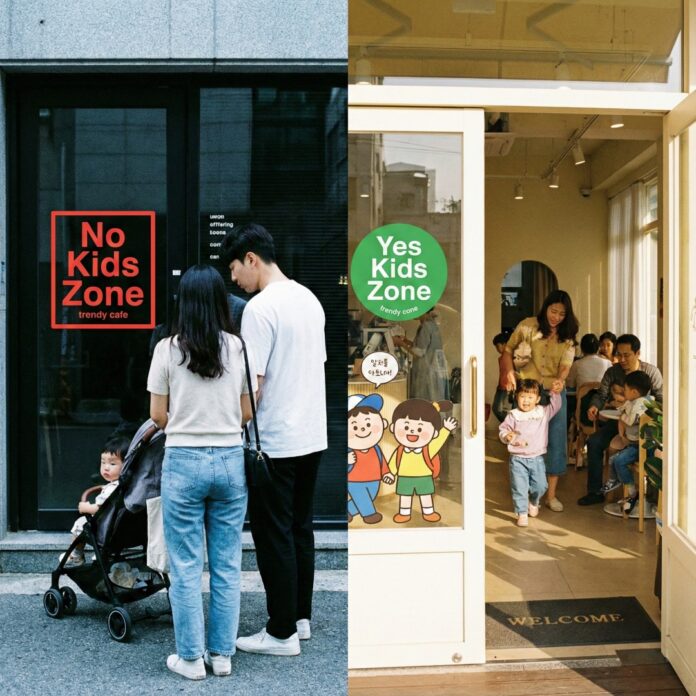 카페 입구에 붙은 노키즈존 안내 문구와 망설이는 부모의 모습, 아동 출입 금지 논란과 사회적 이슈를 상징하는 이미지