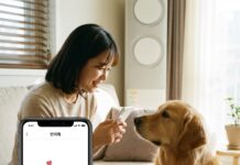 “이제 대화가 된다?” AI로 분석하는 우리 아이 속마음과 소통법 스마트폰 앱을 사용하여 강아지의 짖는 소리를 분석하고 대화하는 30대 한국인 여성