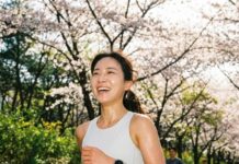 내 몸의 진짜 시간, AI가 알려주는 ‘헬시에이징’ 실천법 스마트워치를 확인하며 활기차게 조깅하는 30대 한국인 여성의 모습