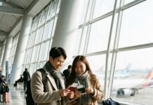 “5일간의 황금연휴” 2026년 설날 해외 여행지 인기 순위와 추천 명소 TOP 4 인천공항에서 설 연휴 여행을 앞두고 설레는 표정으로 여권을 든 30대 한국인 커플