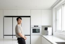 좁은 주방도 넓게 쓰는 ‘주방 스마트 가전’ 배치 공식 TOP 4 세련된 빌트인 주방 스마트 가전들이 효율적으로 배치된 현대적인 한국 주방 인테리어