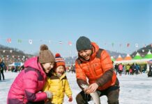 “지금 아니면 못 가요” 1월에 꼭 가봐야 할 전국 겨울 축제 BEST 4 화려한 겨울 축제 현장에서 얼음낚시를 즐기며 환하게 웃고 있는 한국인 가족의 모습