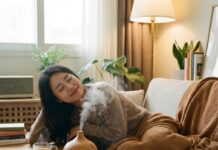 “눈이 뻑뻑하고 침침하다면?” 겨울철 안구건조증 예방을 위한 스마트 라이프 습관 따뜻한 실내에서 미니 가습기 옆에 앉아 눈 건강을 챙기며 편안하게 휴식을 취하는 30대 한국인 여성