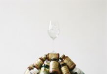 “매일 먹던 영양제, 다 끊었더니 몸이 가벼워졌다고?” 2026 ‘미니멀 헬스’가 뜬다 수많은 영양제 통 앞에서 단 한 알의 진실된 영양소만 선택하는 고민에 빠진 세련된 한국인 여성